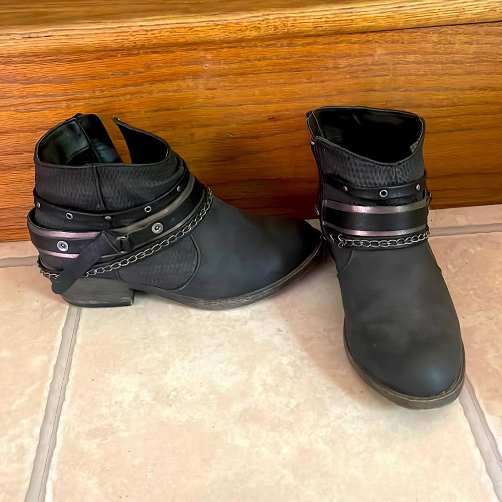So brand Black booties size 7